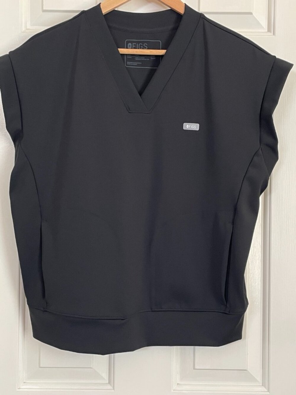 NWOT FIGS Mira FORMx Banded Scrub Top Black L